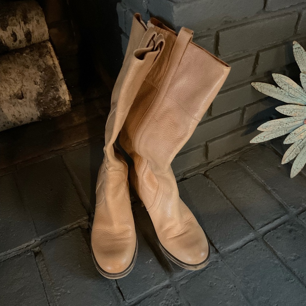 Lucky Brand, Women’s 9 1/2, Camel/Tan Color.